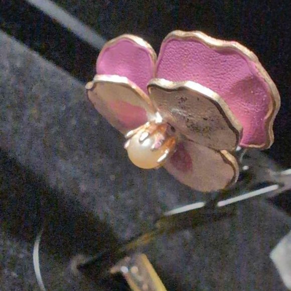Vintage Pansy Purple and White Brooch with Gold Trim and white.pearl.bead Center - Picture 8 of 8